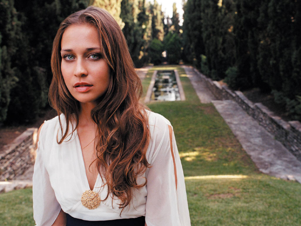 Fiona Apple Plans Six Live Dates, New Album Expected