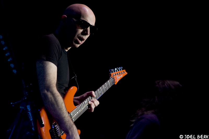 Joe Satriani: Talks Unstoppable Momentum (INTERVIEW)
