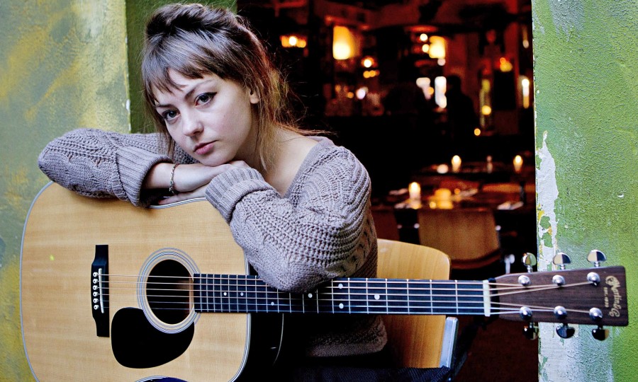 Angel Olsen Makes Late Night TV Debut With “Hi-Five”