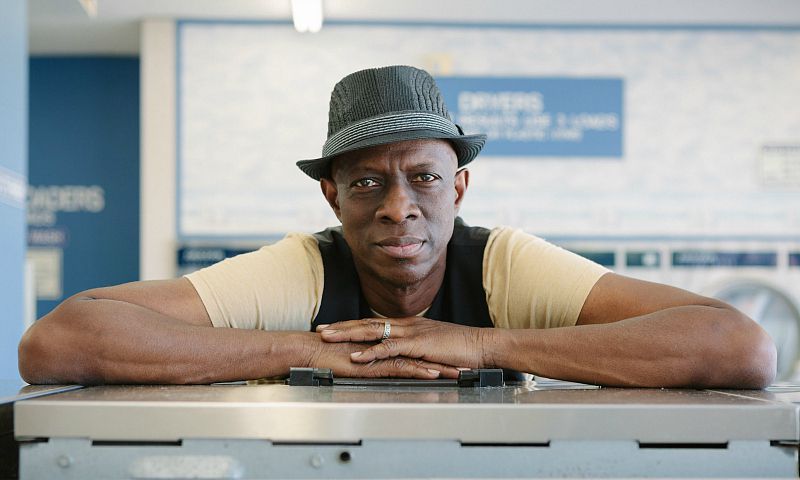 Keb’ Mo’ Makes Melody Wrapped In Personality on ‘Live- That Hot Pink Blues Album’ (ALBUM REVIEW)