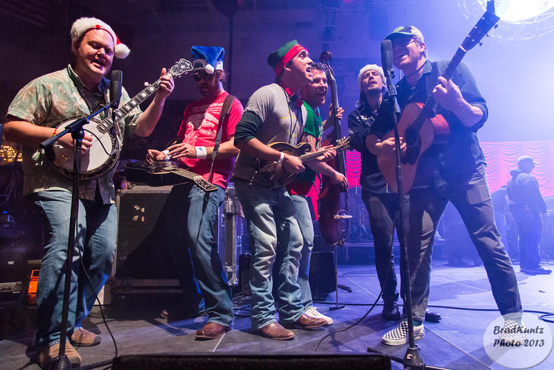 Tedeschi Trucks Band, Doobie Brothers, Dawes, Bruce Hornsby & More Aboard For Warren Haynes 27th Annual Christmas Jam