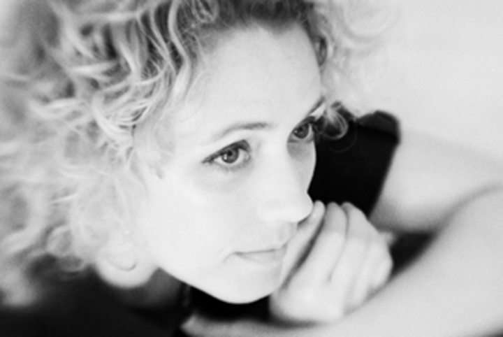 SONG PREMIERE: Singer-songwriter Sarah Dashew Charms With “Free Ride”