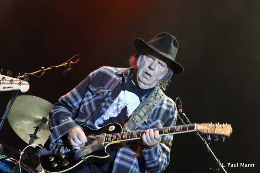 Neil Young Plans Six Date Solo Acoustic Tour