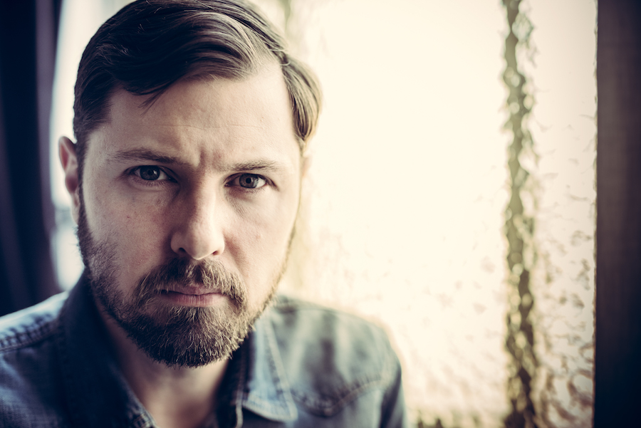 SONG PREMIERE: Tom Rhodes Crafts Laid Back Americana On “Crumbling Road”