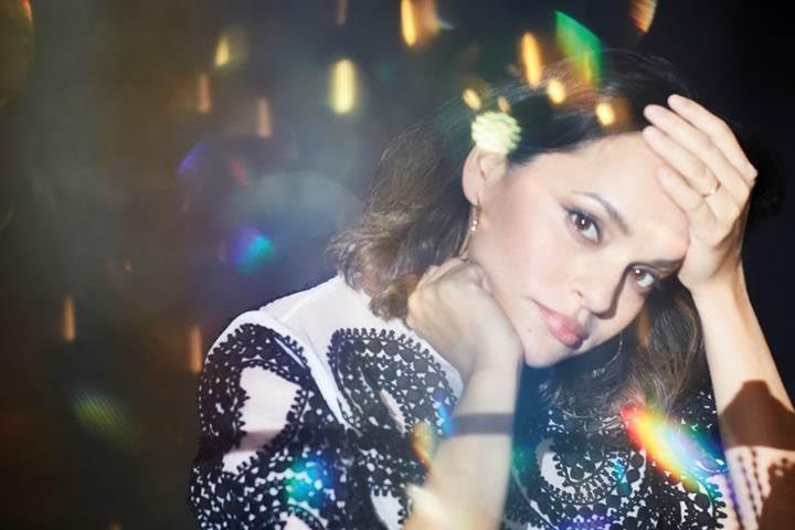‘Day Breaks’ Brings Norah Jones Back To Her Jazzy Piano Roots (ALBUM REVIEW)
