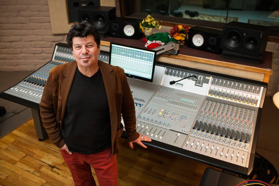 SONG PREMIERE: Jono Manson Lets His Troubadour Fly On “I’m Ready” (INTERVIEW)