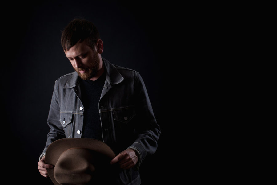 VIDEO PREMIERE: Travis Linville’s ‘Bar Room” Creates A Poignant Twang (INTERVIEW)