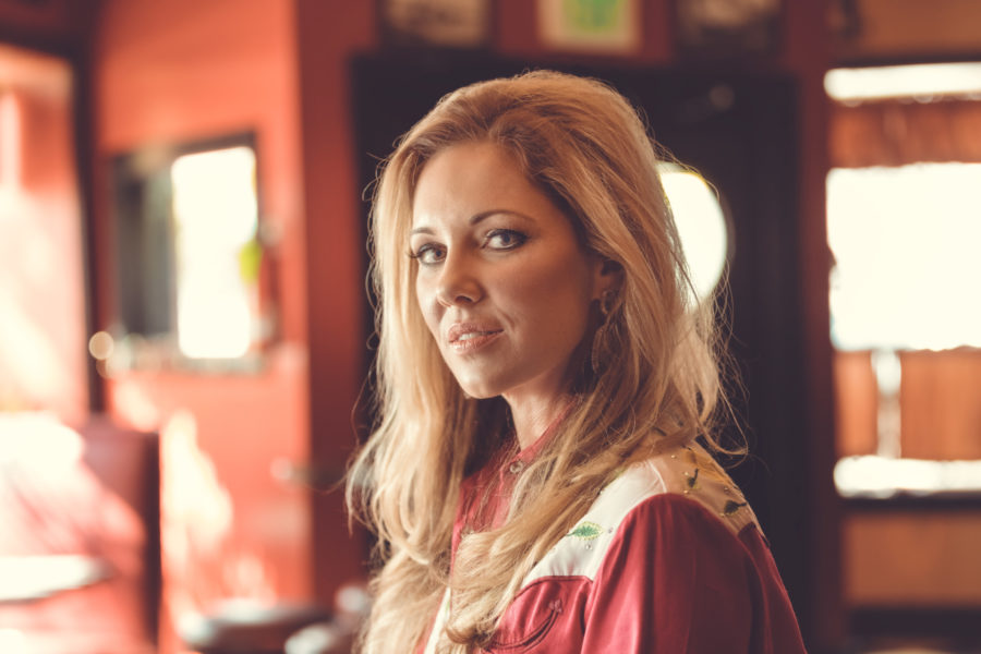 SONG PREMIERE: Leslie Tom Is Unapologetically Country On “My Only Addiction”