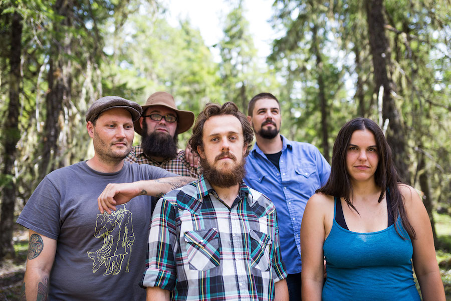 VIDEO PREMIERE: Cedar Teeth Embrace Bluegrass Ballad and Rock In “Winter”