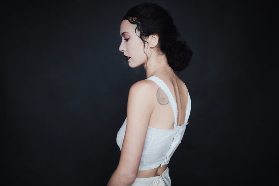 VIDEO PREMIERE: Lauren Barth Straddles Pop and Americana With Catchy Tune “Want It Back”