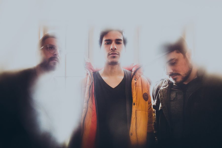 SONG PREMIERE: usLights Offer Shiny & Sweeping Grandeur on “Fumes”