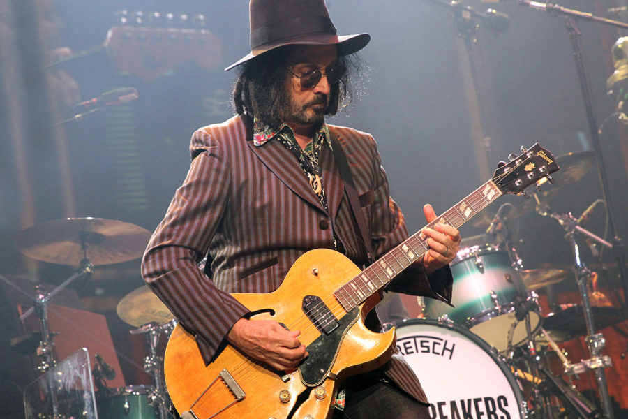 Happy 70th Birthday Mike Campbell of The Heartbreakers – (Watch Live in Dortmund 1982)
