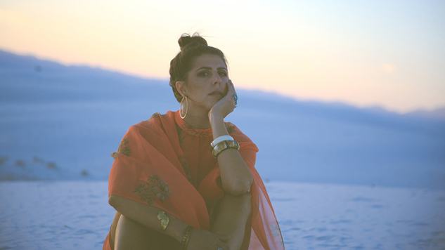 VIDEO PREMIERE: Jillette Johnson’s “Flip A Coin” Reflects Dolly/Stevie With Artistic Authenticity