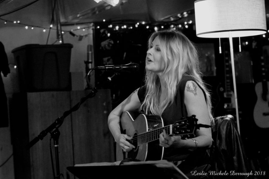 Elizabeth Cook Tells Stories, Sings Songs, Cracks Jokes at Baton Rouge’s Red Dragon Listening Room (SHOW REVIEW)