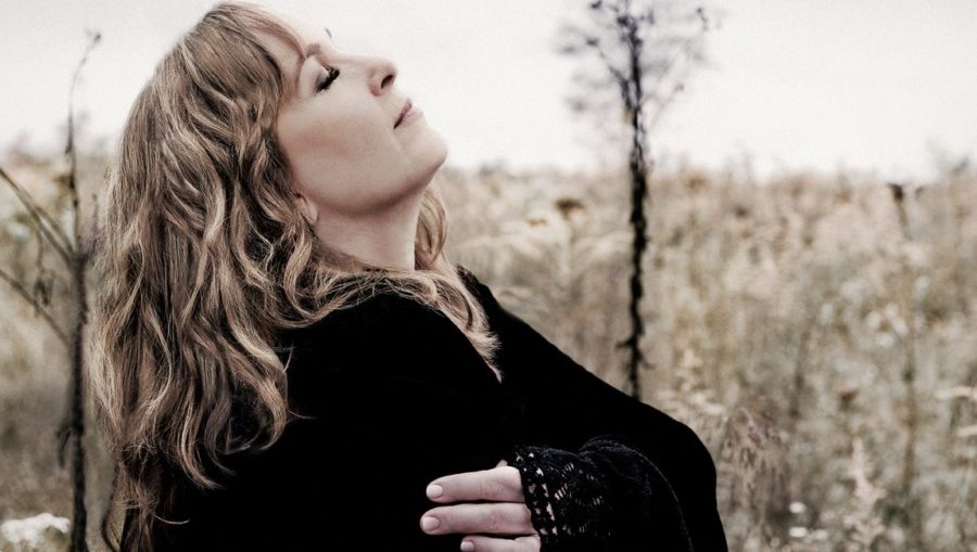 Gretchen Peters Paints Vivid Vignettes on “Dancing with the Beast” (ALBUM REVIEW)