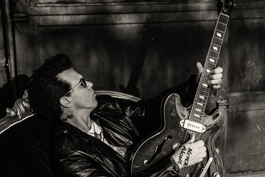 SONG PREMIERE: Grammy Winner Mike Farris Gives Soul Clinic On Righteous “Snap Your Fingers”