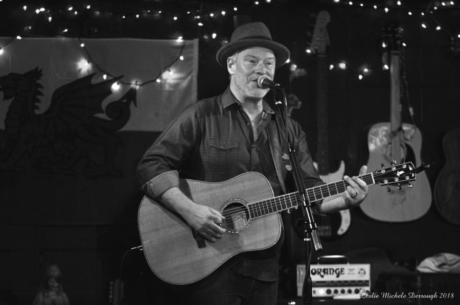 Shawn Mullins Strips Down To Acoustic & Vocals at Baton Rouge's Red