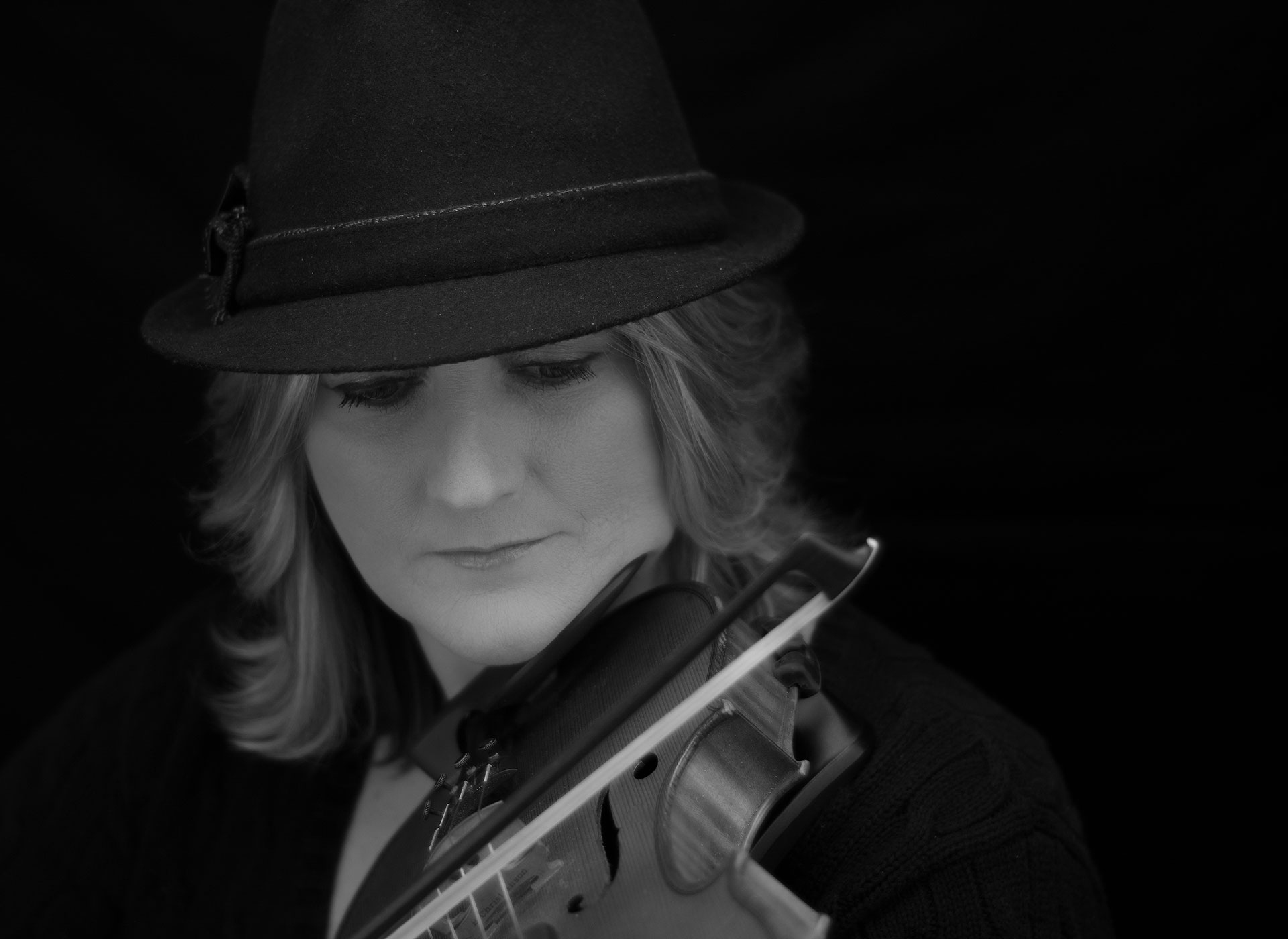 Fiddle Showstopper Deanie Richardson (Sister Sadie) Breaks Through With New LP ‘Love Hard Work Hard Play Hard’ (INTERVIEW)