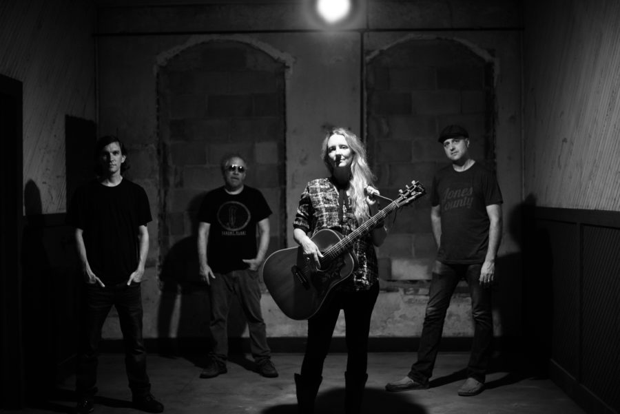 SONG PREMIERE: Molly Thomas And The Rare Birds Rekindle Swirling Rock Gallantry Via “Calling My Name”