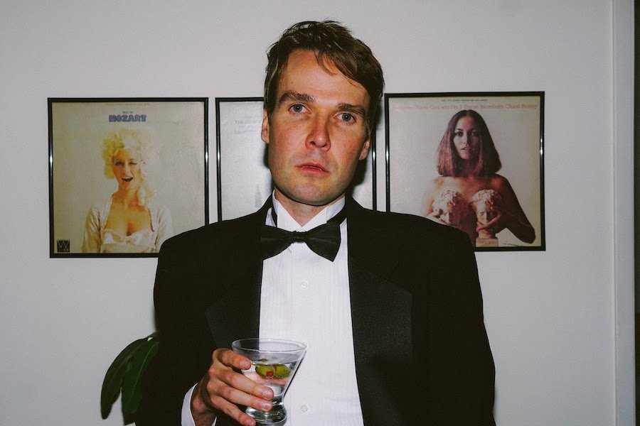 VIDEO PREMIERE: Johnny Payne Embraces Classic Pop Sound With Piano-Driven “All Messed Up”