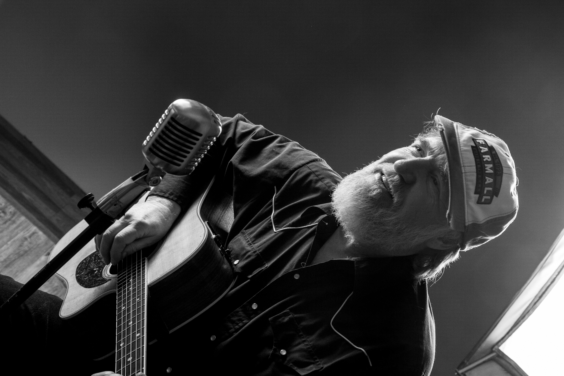 Minnesota Folk-Country Singer-Songwriter Charlie Roth Gets Support From Texas’ Best  on ‘I’m the Smile’ (ALBUM REVIEW)