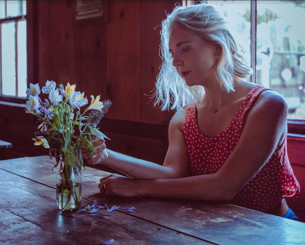 SONG PREMIERE: Erisy Watt Encapsulates Summery Style Jazz Folk Via Sweet Listening Track “Light”