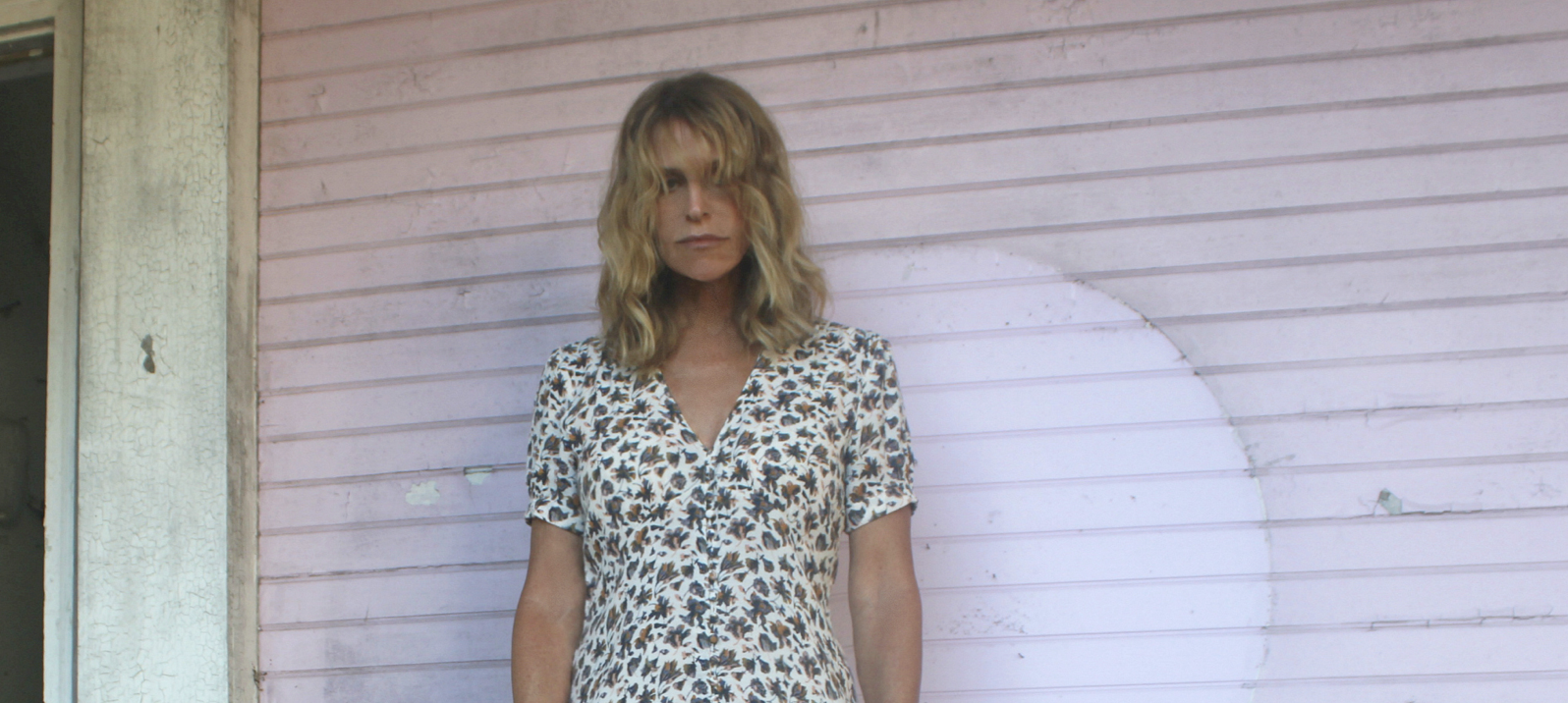 Lizanne Knott Cements Herself as Standout Yet Underrated Songwriter Via ‘Bones and Gravity’ (ALBUM REVIEW)