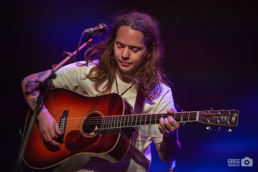 Billy Strings Makes Network Television Debut With “Taking Water” & “Watch It Fall”