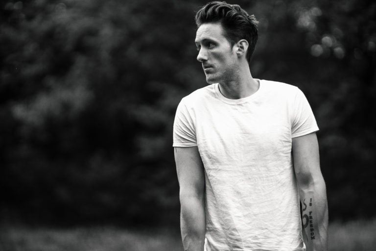 Ben de la Cour Delivers His Best Americanoir Yet on Gripping ‘Shadow Land’ (ALBUM REVIEW)