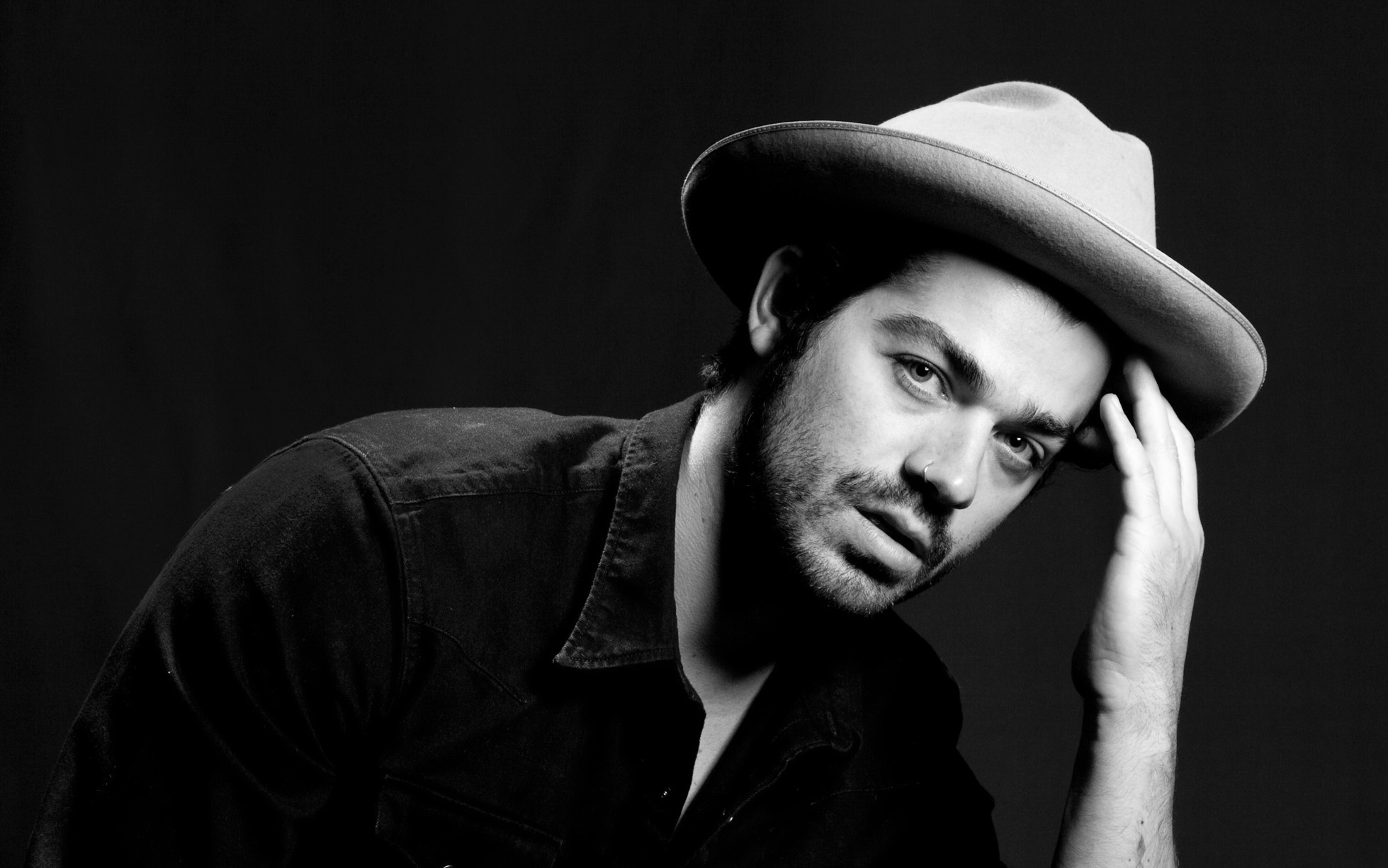 VIDEO PREMIERE: Rett Smith Cranks It Up With Bluesy, Foot-stomping Rock Anthem “Luck Runs Deep”