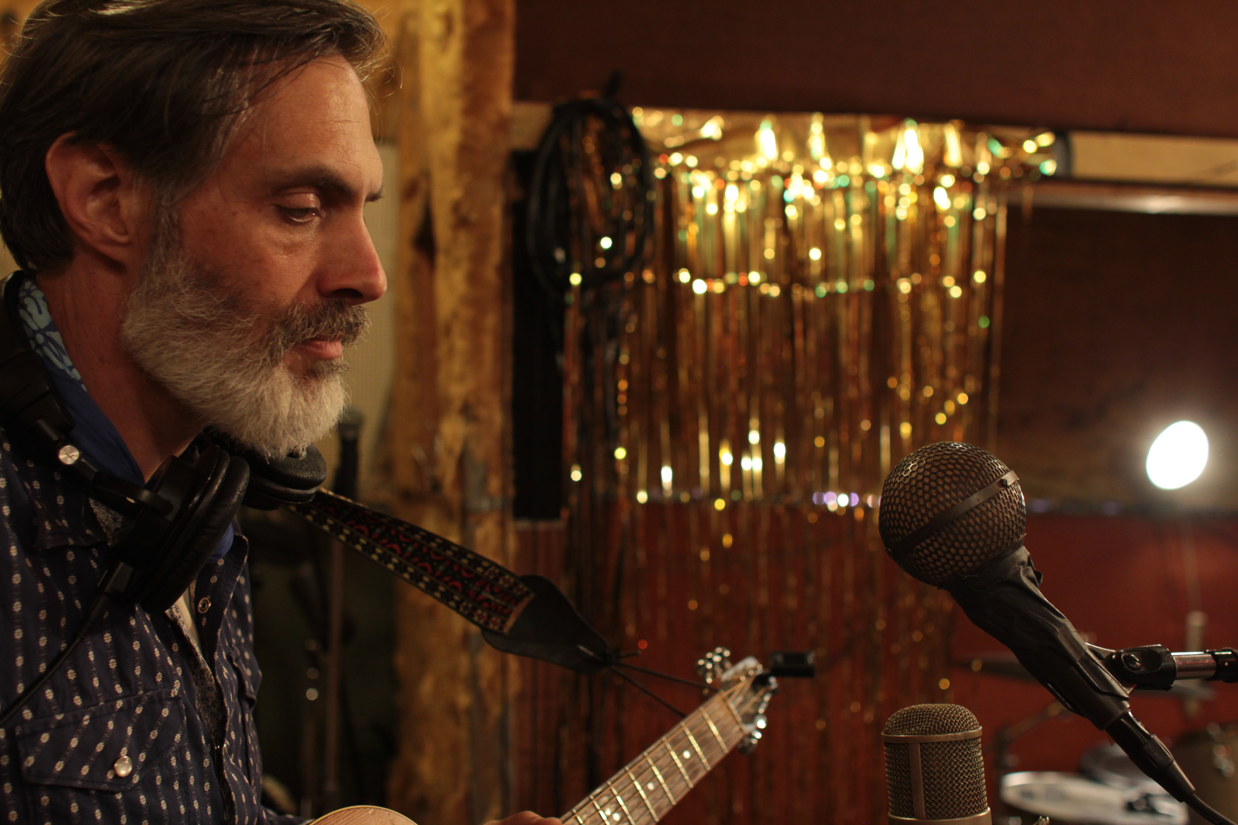 SONG PREMIERE: Memphis Collective Graber Gryass Goes Barroom Singalong On “Devil’s Got Your Name”