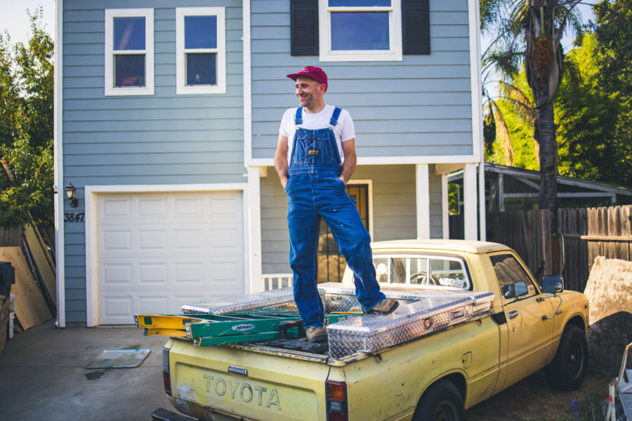 SONG PREMIERE: Justin Farren Makes Populist Indie Folk Via Gritty “Two Wheel Drive And Japanese”