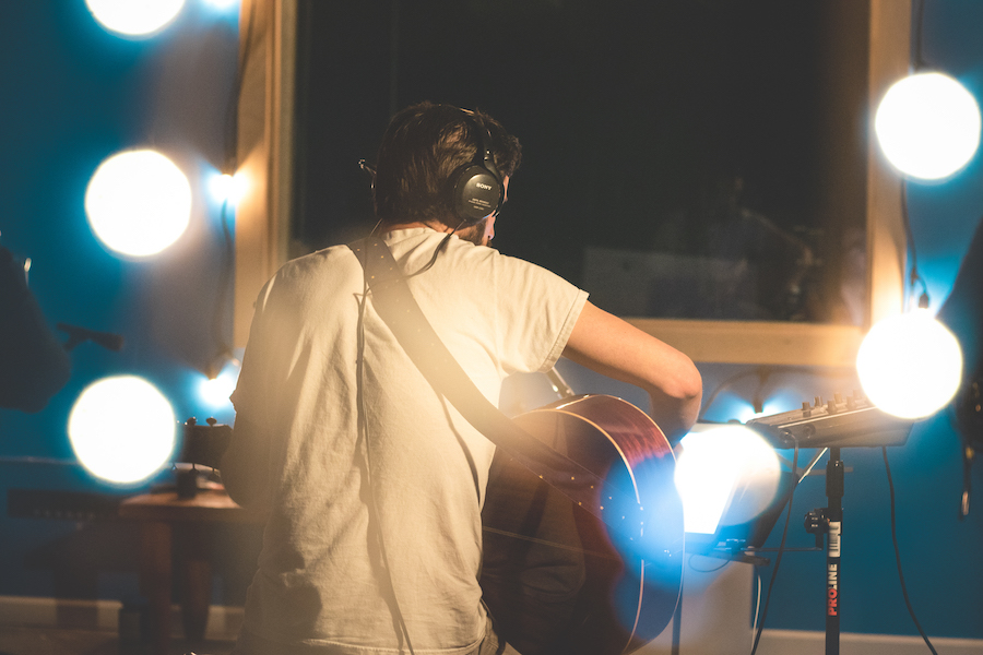 SONG PREMIERE: Nick D’Andrea Lets Go of Old Baggage with Modern Pop Track “Here I Am”