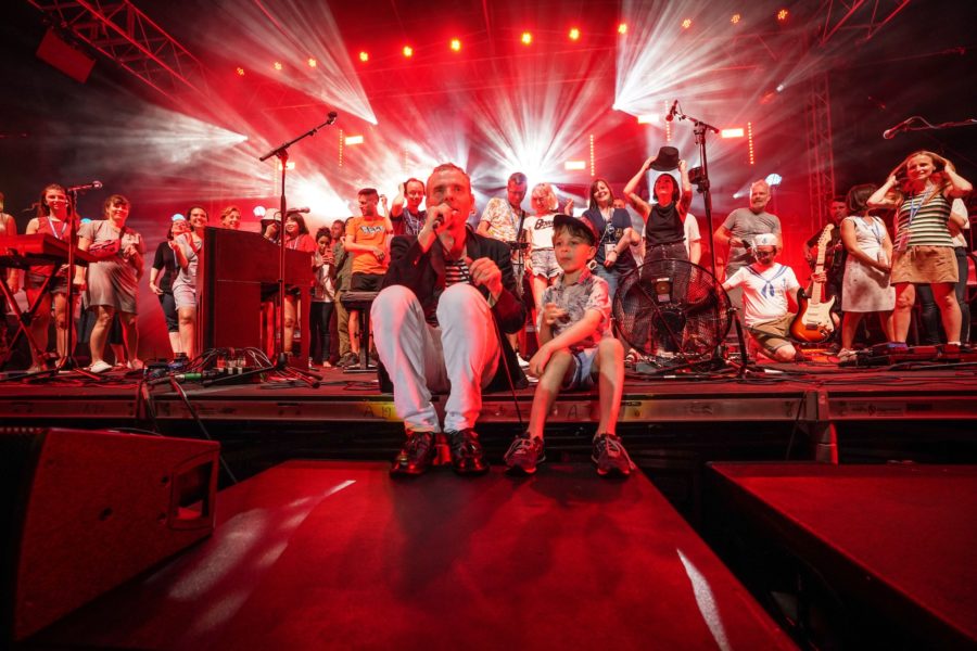 Belle and Sebastian Capture Magnetic Energy with Career-spanning Live Album ‘What to Look for in Summer’ (ALBUM REVIEW)