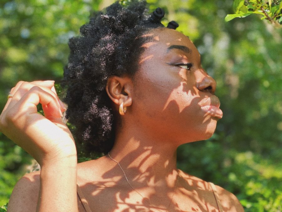 LISTEN: On The Verge Vocalist Omolola Crafts Crisp Hip-Hop Inspired Neo Soul On ‘Hiding”