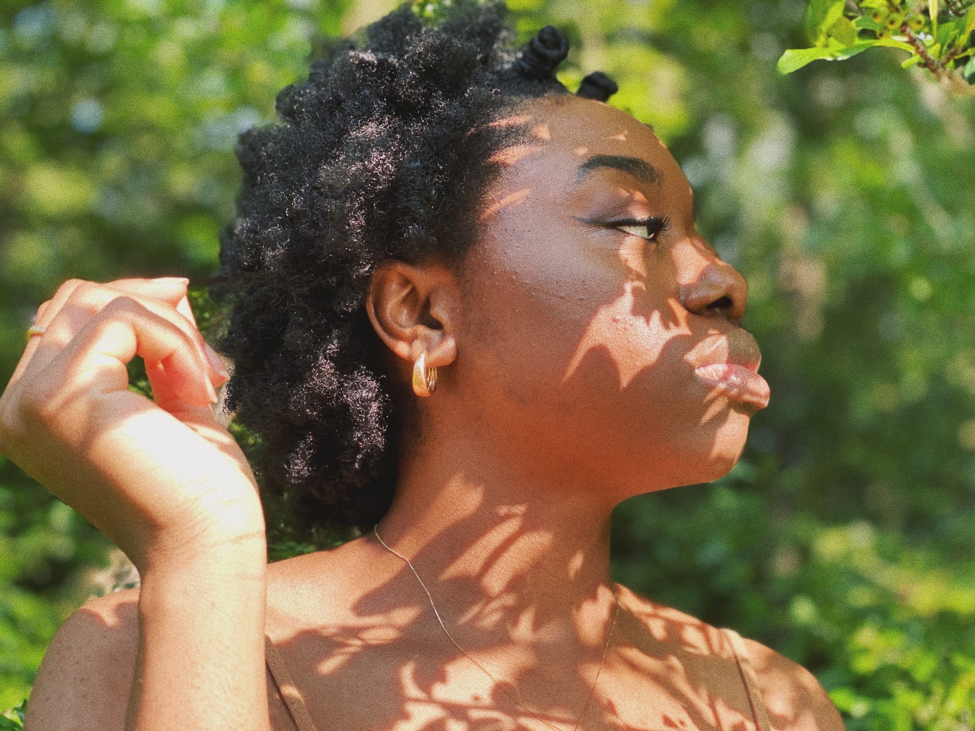 LISTEN: On The Verge Vocalist Omolola Crafts Crisp Hip-Hop Inspired Neo Soul On ‘Hiding”