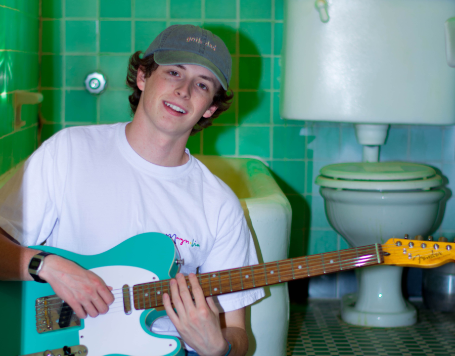 LISTEN: Rupe Pulses & Stylizes In Classic Shoegaze Buzz Via “Box Fan”