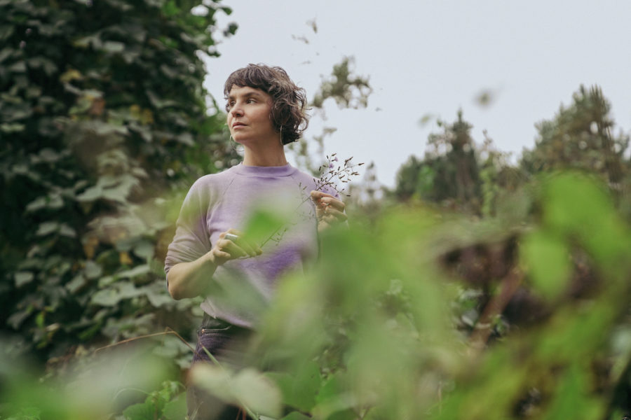 LISTEN: Kelly McFarling Cuts Weightful & Wistful Acoustic Folk On “North Decatur”
