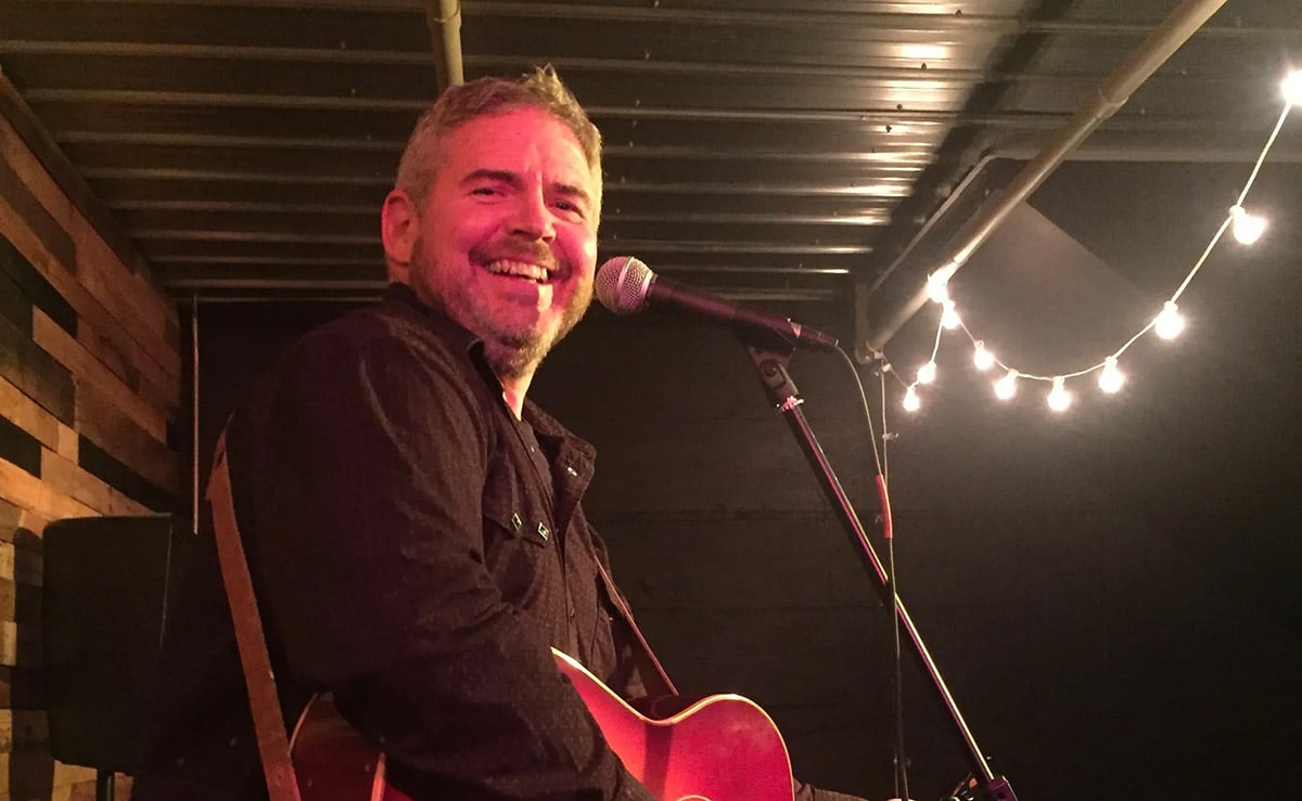 SONG PREMIERE: John Louis Delivers Insightfully Incisive Songwriting Chops Via “Shut Down”