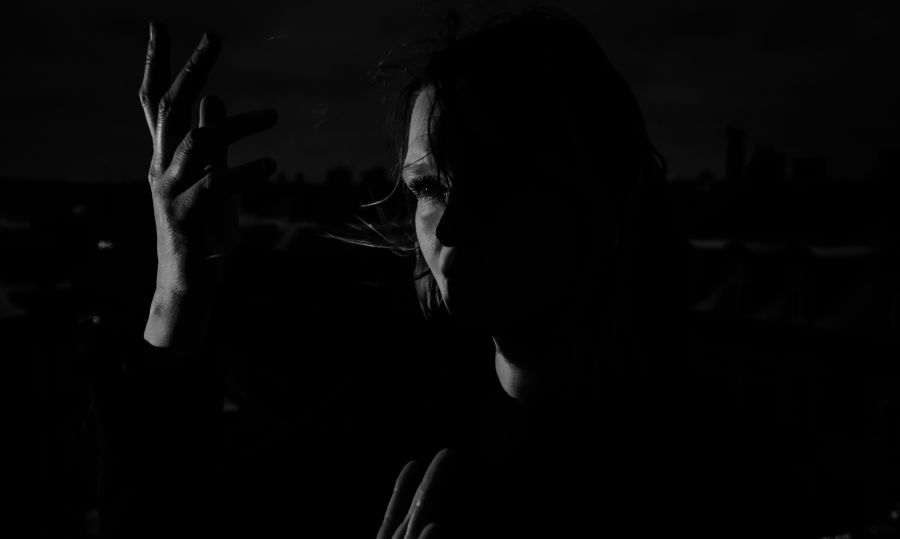 LISTEN: On “Jocelyn,” Roxy Jules Delivers Supercharged & Stylish Alt-Rock Impression
