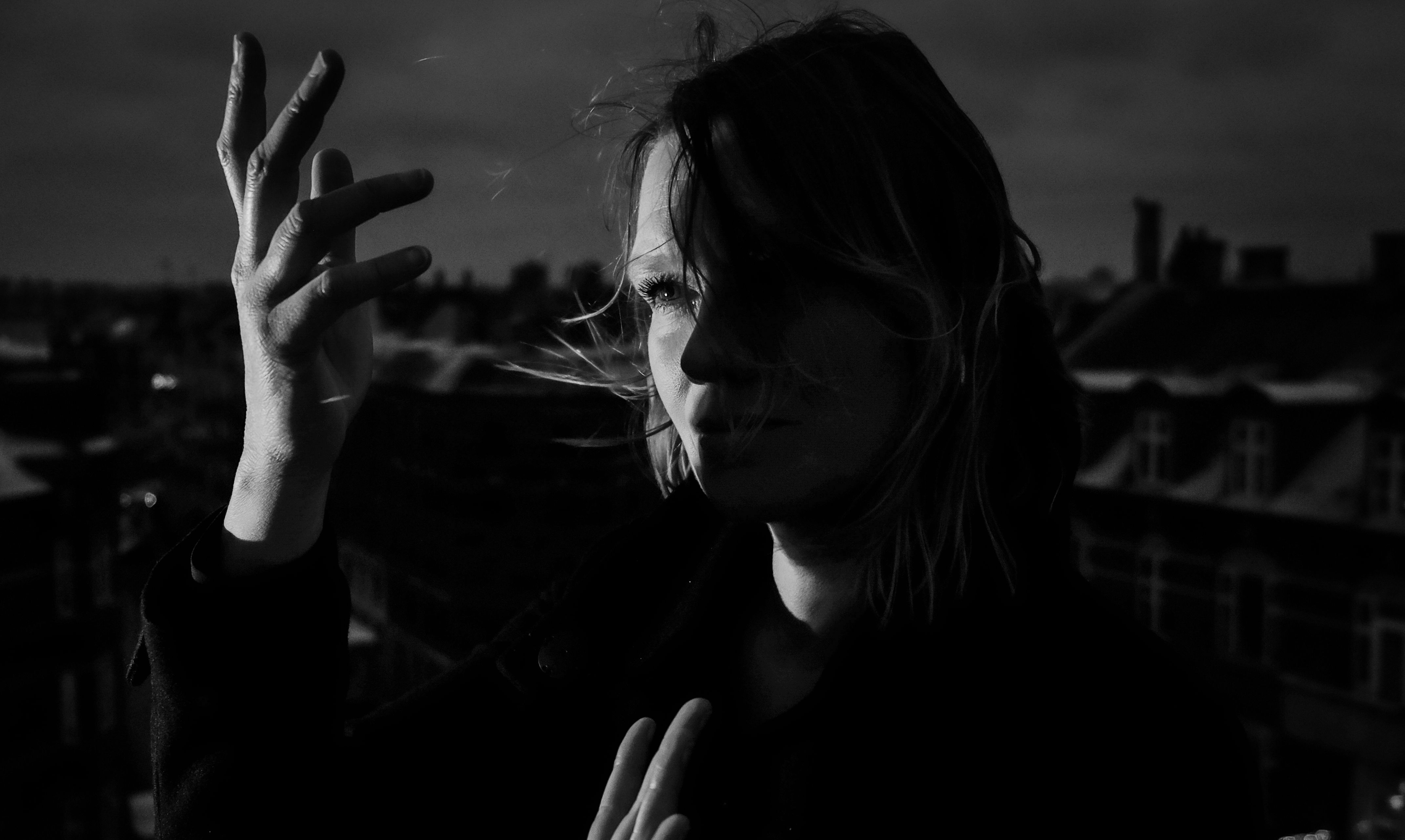 LISTEN: On “Jocelyn,” Roxy Jules Delivers Supercharged & Stylish Alt-Rock Impression