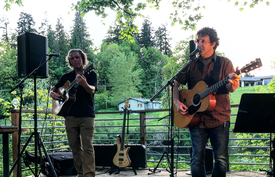 Railroad Earth’s Todd Sheaffer and Coral Creek’s Chris Thompson Treat Oregon Crowd to Intimate Acoustic Performance (SHOW REVIEW)