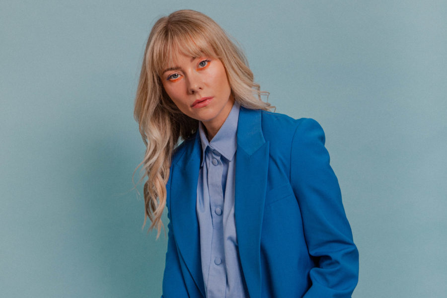 SONG PREMIERE: Lindsay Jarman Makes Imposing Jazz/Folk Statement On “Rue Collective” Via Debut LP ‘The Gallery’