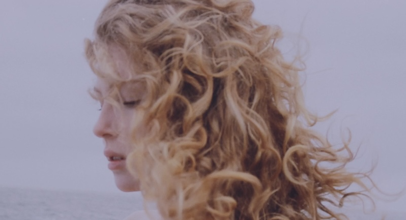 LISTEN: Em Glasser Drops Atmospheric Pop Nugget Via “Luv”
