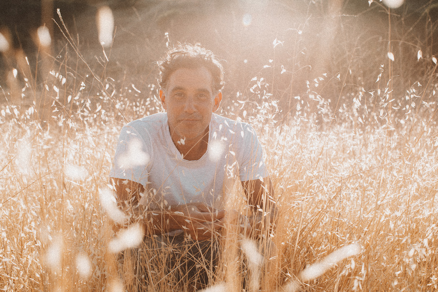 ALBUM PREMIERE: Joshua Radin Showcases Dyed-in-the-wool Americana Storytelling with ‘The Ghost and the Wall’