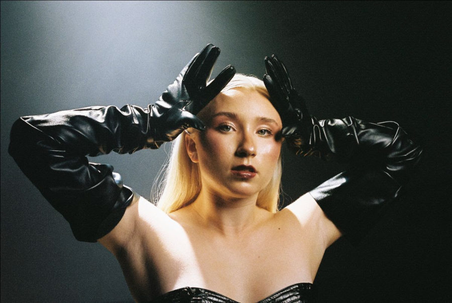 VIDEO PREMIERE: Ashlynn Malia Reveals  Emotive Flair Via “open” Live at Smiley Studios