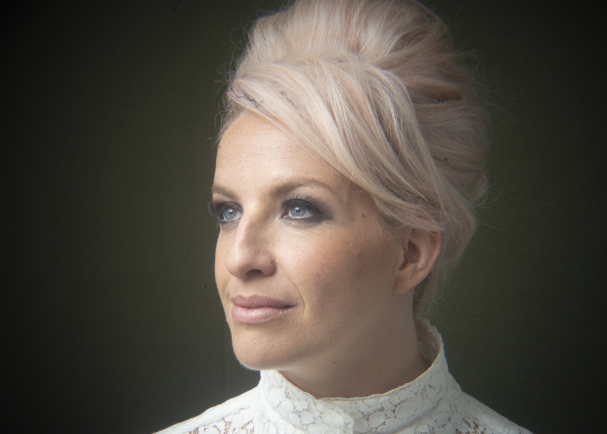 LISTEN: Izo FitzRoy Flaunts Explosive ’70s Soul On “Little Birdie”