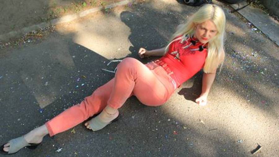 SONG PREMIERE: Mimi Oz Displays Studio-Coated Folk Coolness Via Gritty “Time Will Tell”