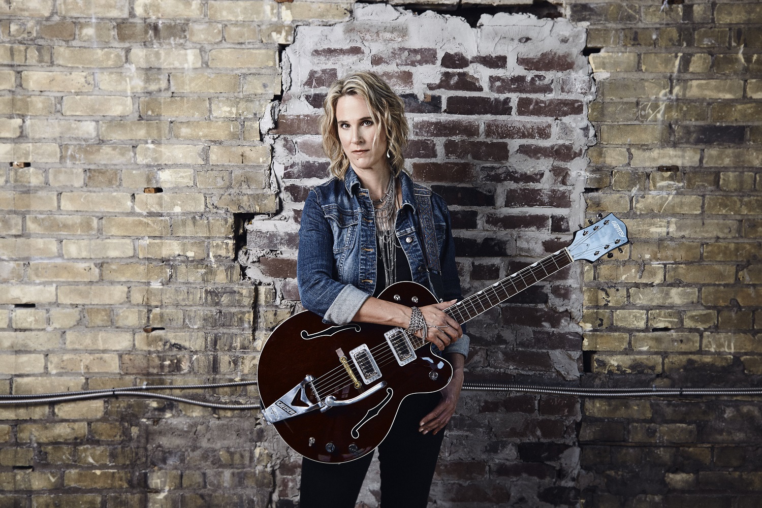 VIDEO PREMIERE: Lynne Hanson Pushes for Kindness with Poignant Americana-folk Tune “Hold My Breath”