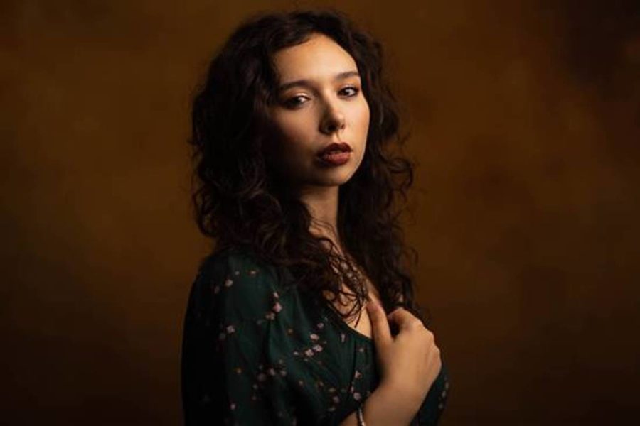 SONG PREMIERE: Kiely Connell Brings Robust Vocals & Empowering Lyrics Via  “Calumet Queen”